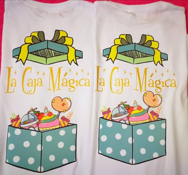 Camiseta blanca de algodón con diseño estampado en DTF