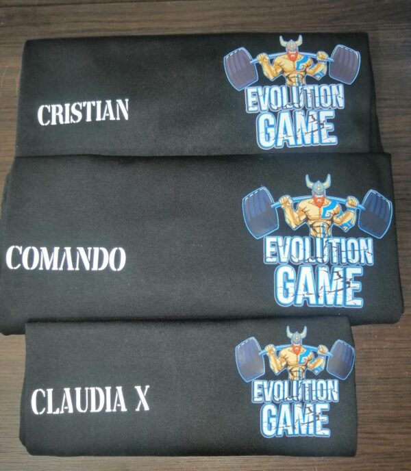 Camisetas personalizadas Evolution Game con nombres Cristian, Comando y Claudia X, diseño de vikingo levantando pesas en color negro