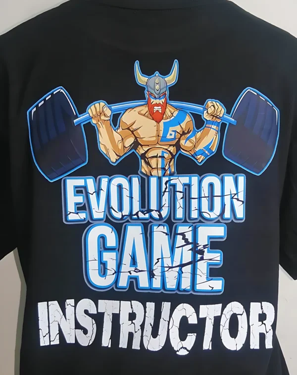 Vikingo musculoso levantando una pesa en un gimnasio, demostrando fuerza y determinación. Perfecto para entrenamientos de alta intensidad.