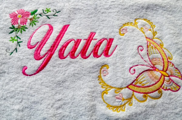 toalla bordada yata